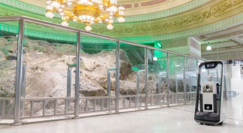 Robots help Makkah Grand Mosque’s round-the-clock clean up
